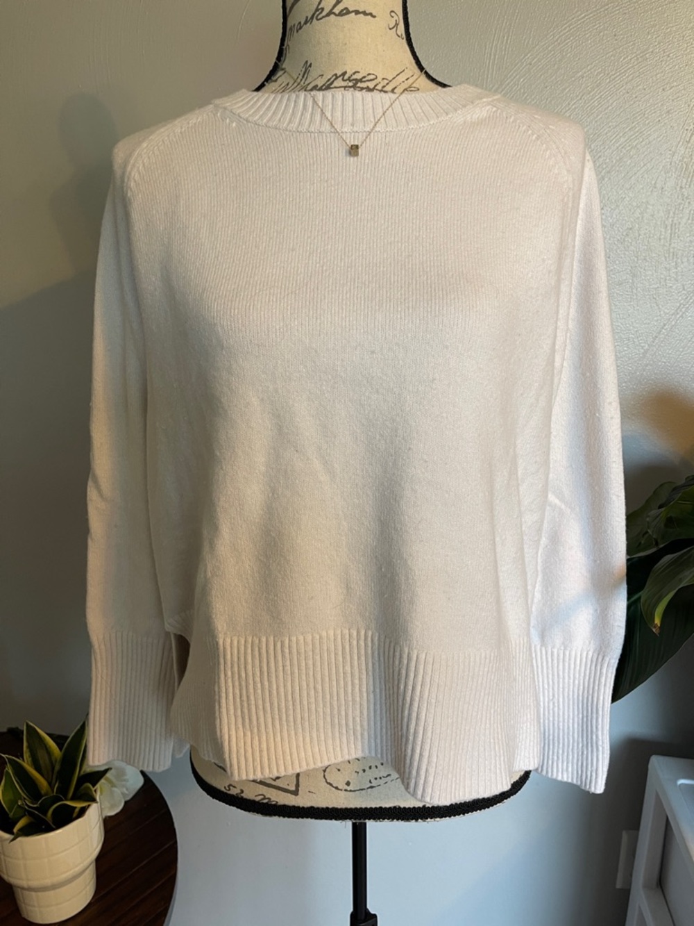 Banana Republic Ivory Soft Knit Sweater Large Minimalist Side Slit Pullover